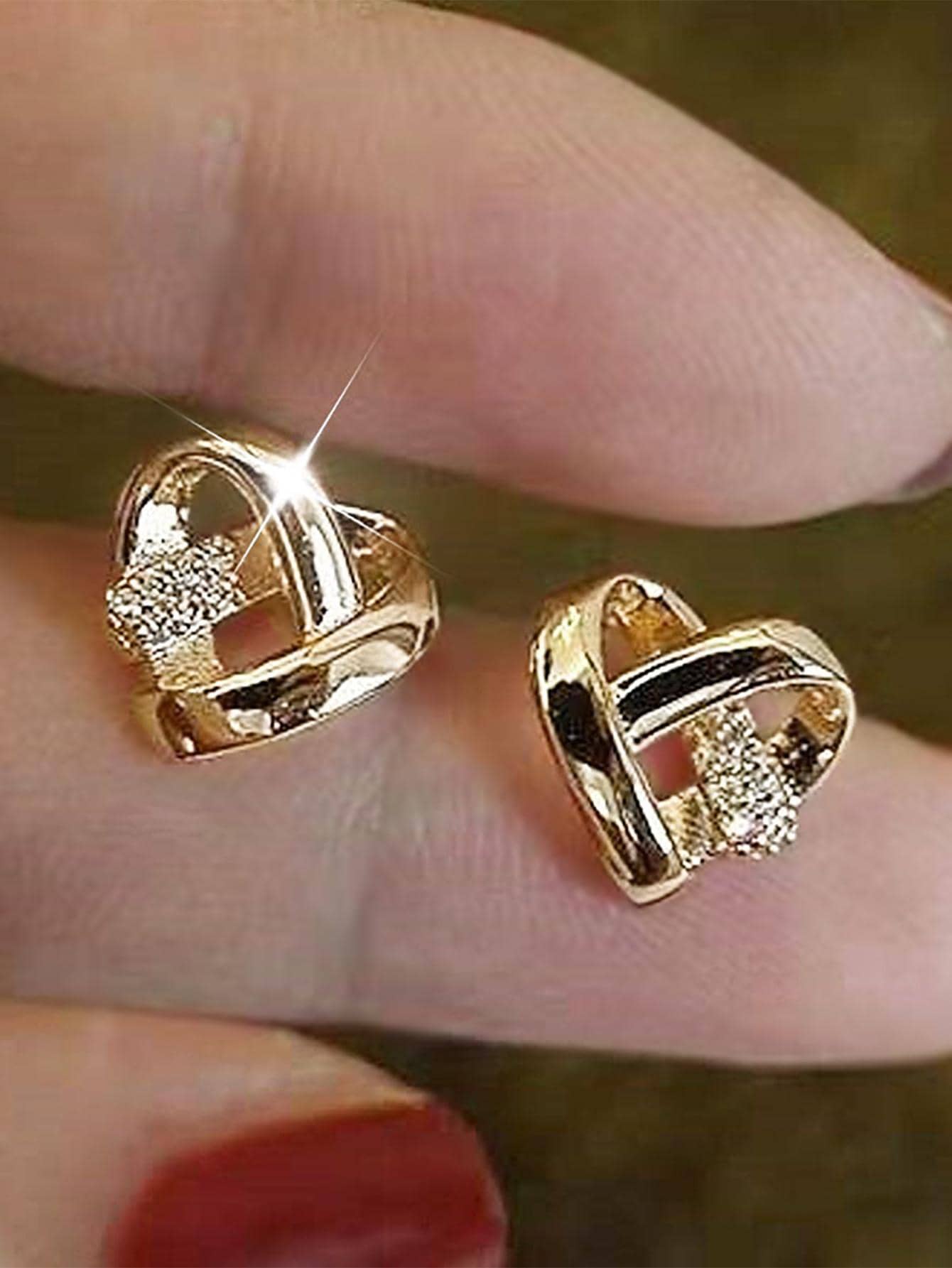 GOLD TONED CUBIC ZIRCONIA HEART STUD EARRINGS