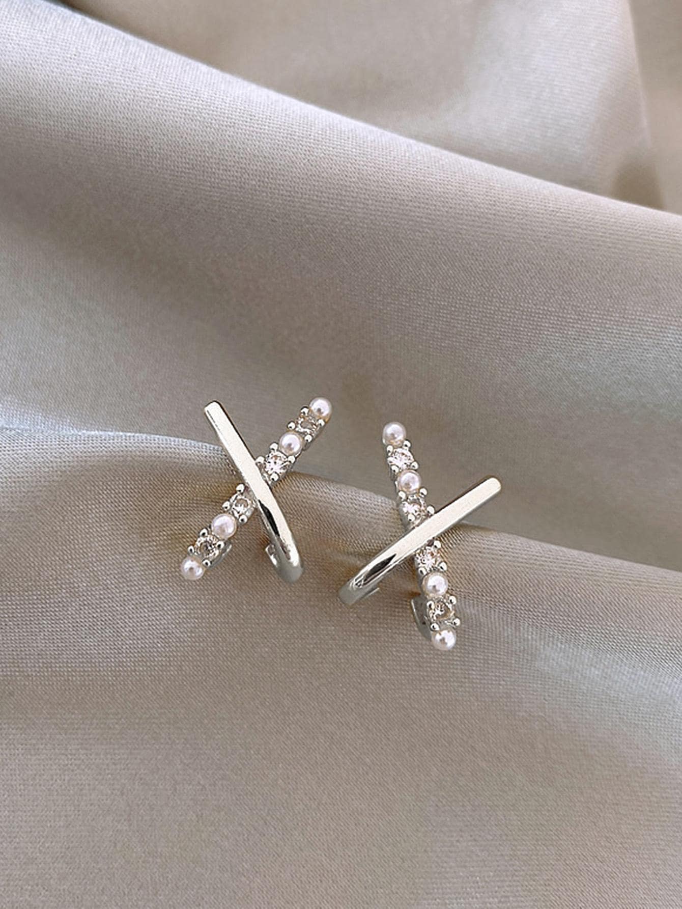 ALLOY RHINESTONE & FAUX PEARL CRISS CROSS EARRINGS