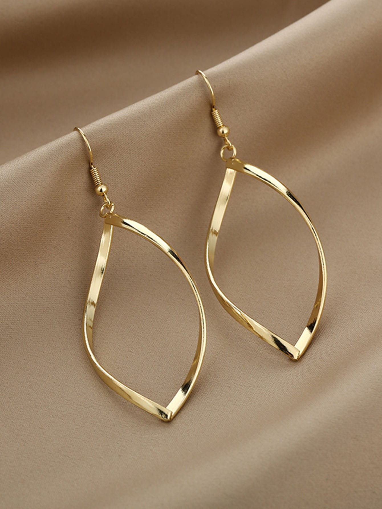 GOLD TONED SPIRAL CURVED WAVE LINE EARRINGS