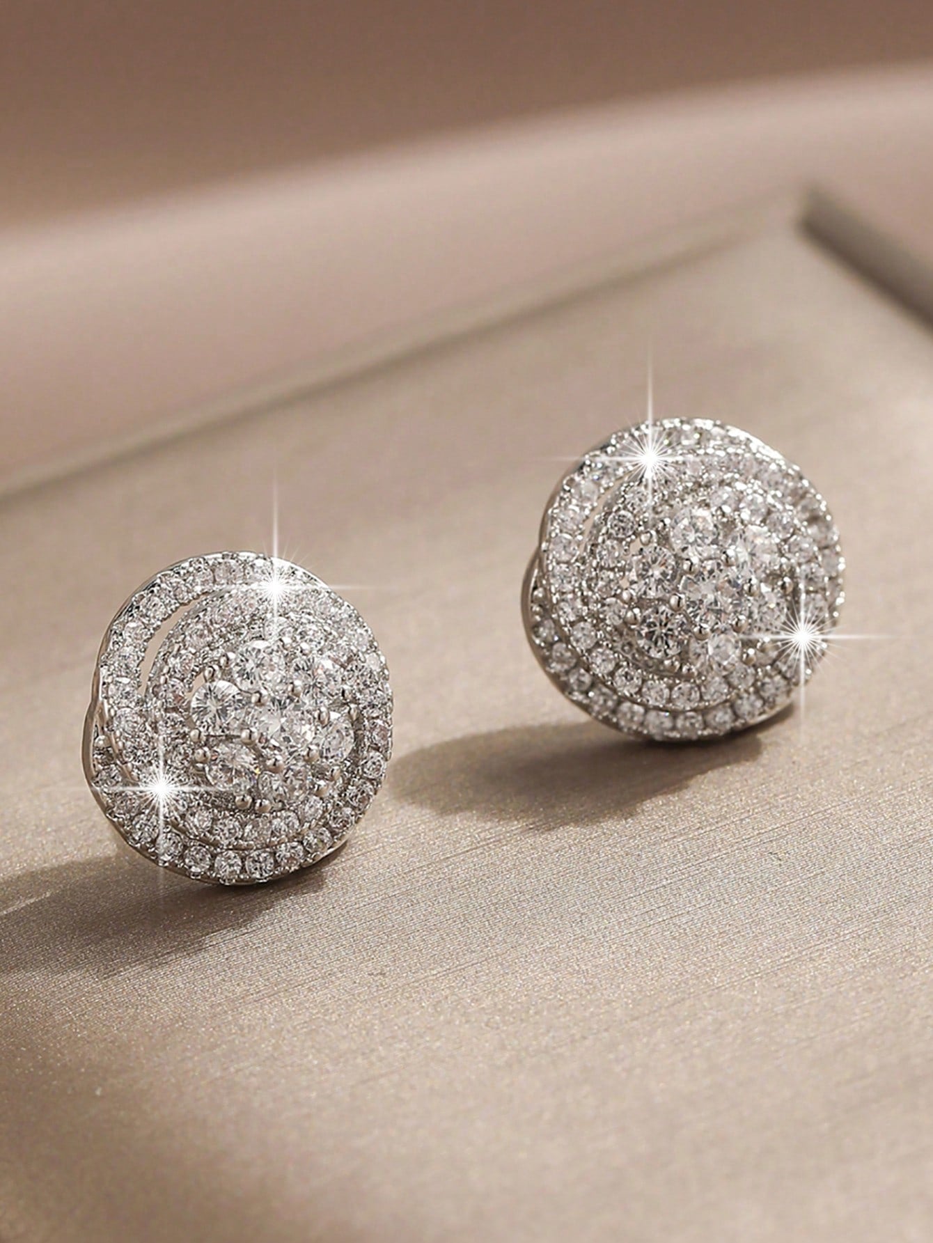 ROSE FLOWER CUBIC STUD