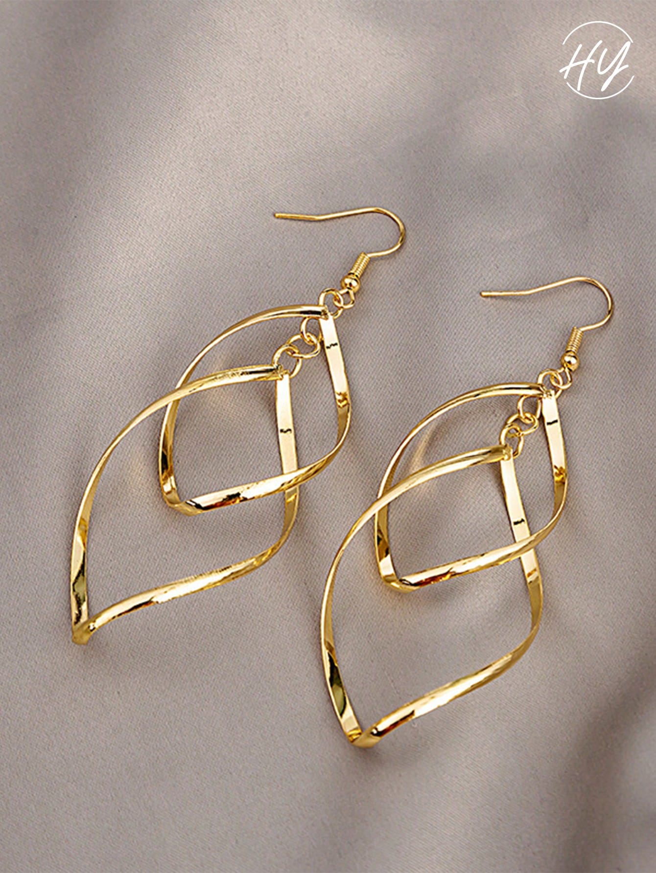 GOLD TONED SPIRAL CURVED WAVE EARRINGS