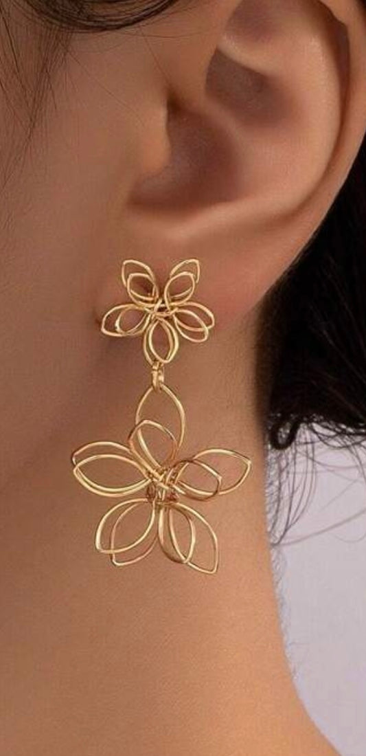 GOLD TONED FLOWER DANGLE EARRINGS