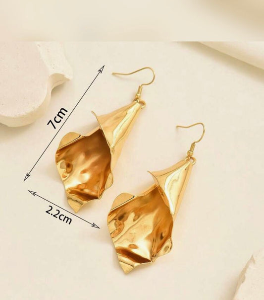 GOLD TONED DANGLE EARRINGS