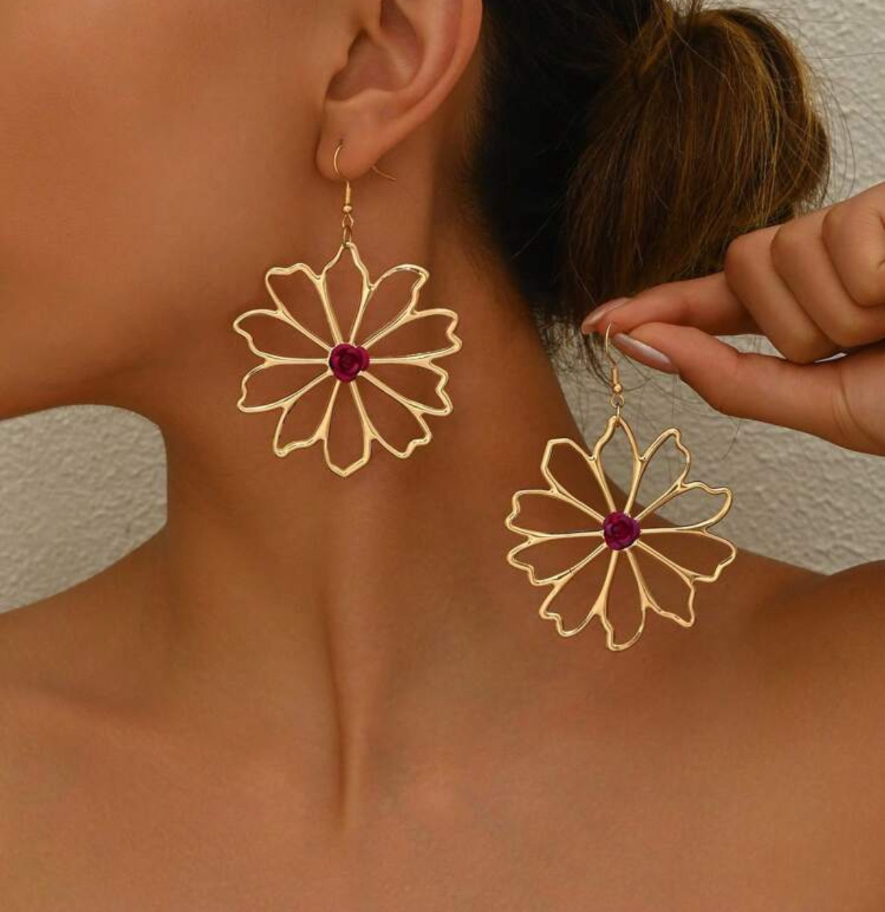 GOLD TONED FLOWER EARRING