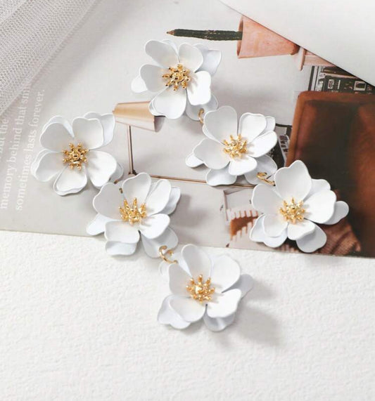 WHITE FLOWER EARRINGS